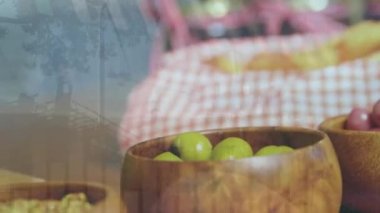 Sepetlerin üzerinde sebze ve baharatla veri işleme animasyonu. Küresel iş ve dijital arayüz kavramı dijital olarak oluşturulmuş video.