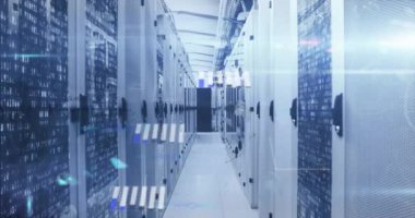 Bilgisayar sunucu odasına karşı matematik denklemleri ve veri işleme animasyonları. Bilgisayar arayüzü ve iş veri depolama teknolojisi kavramı