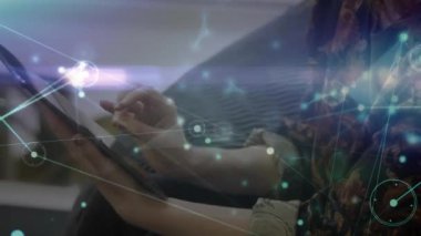 Tablet kullanan beyaz kadın üzerindeki bağlantı ağının animasyonu. Küresel iş ve dijital arayüz kavramı dijital olarak oluşturulmuş video.