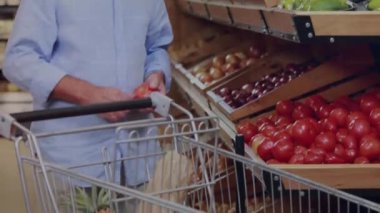 Kafkasyalı kıdemli bir adam hakkında veri işleme animasyonu. Küresel iş ve dijital arayüz kavramı dijital olarak oluşturulmuş video.