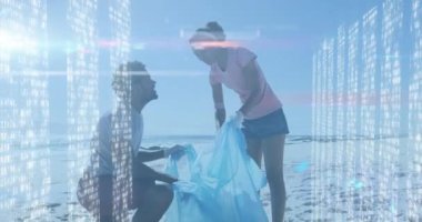 Afrika kökenli Amerikalı temizlikçi çiftin plajındaki ışık noktalarının animasyonu. Küresel ekoloji ve dijital arayüz kavramı dijital olarak oluşturulmuş video.