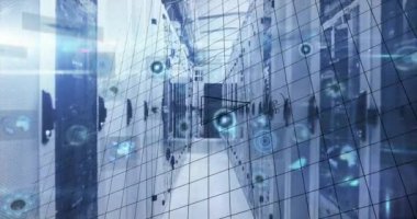 Sunucu odasının üzerinde radarların, bilgi arayüzünün ve matematiksel denklemlerin animasyonu. Dijital bileşik, çoklu pozlama, sonar, küreselleşme, rapor, finans ve teknoloji kavramı.