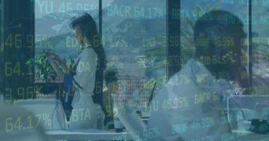 İş adamları üzerinde finansal veri işleme animasyonu. Küresel iş, finans, bilgisayar ve veri işleme kavramı dijital olarak oluşturulmuş video.