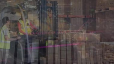 Depoda tartışan çok ırklı iş arkadaşlarının üzerinde sayıların olduğu birden fazla grafiğin animasyonu. Dijital bileşik, çoklu pozlama, rapor, finans, iletişim, nakliye ve dağıtım kavramı.