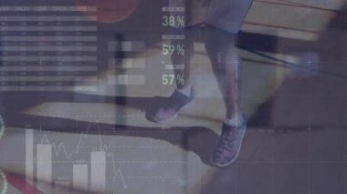 Basketbol maçında istatistik ve veri işleme animasyonu. Küresel spor, iş, finans, hesaplama ve veri işleme kavramı dijital olarak oluşturulmuş video.