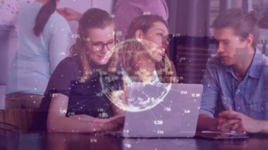 Bağlantıları olan dünyanın animasyonu, laptop kullanan iş adamlarının veri işlemesi. Küresel iş, finans, bilgisayar ve veri işleme kavramı dijital olarak oluşturulmuş video.