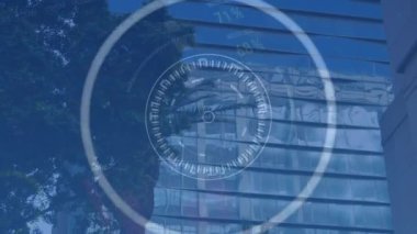 Şehir manzarası üzerinde ok ve finansal veri işleme animasyonları. Küresel iş, finans, bilgisayar ve veri işleme kavramı dijital olarak oluşturulmuş video.