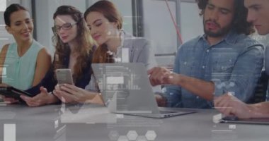 Ofisteki iş adamları üzerinde veri işleme animasyonu. Küresel iş, finans, bilgisayar ve veri işleme kavramı dijital olarak oluşturulmuş video.