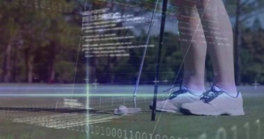 Golf sahasındaki kadın golfçü üzerinden veri işleme animasyonu. Küresel spor, rekabet, bilgisayar ve veri işleme kavramı dijital olarak oluşturulmuş video.