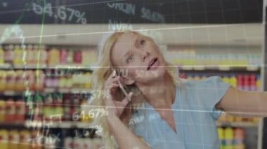 Ticaret panosu ve grafiklerin animasyonu beyaz kadının süpermarkette telefonla konuşması üzerine. Dijital bileşik, çoklu pozlama, borsa, satın alma, iletişim ve teknoloji.