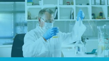 Laboratuvardaki beyaz erkek doktor üzerinde veri işleme animasyonu. Küresel tıp ve dijital arayüz kavramı dijital olarak oluşturulmuş video.