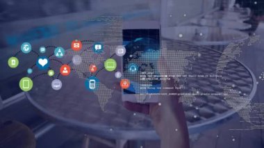 Akıllı telefon kullanan medya simgelerinin animasyonu. Küresel iş ve dijital arayüz kavramı dijital olarak oluşturulmuş video.
