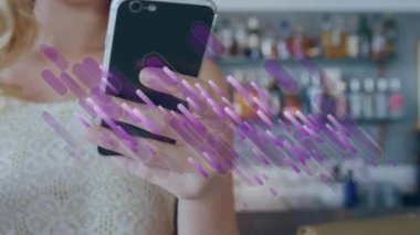 Akıllı telefon kullanan beyaz bir kadının üzerindeki şekillerin animasyonu. Sosyal medya ve dijital arayüz konsepti dijital olarak oluşturulmuş video.