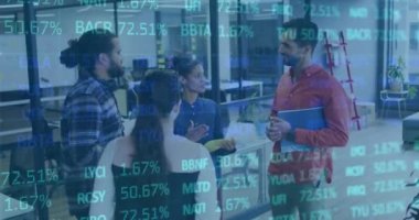 Bu sahne, ofis ortamında işle ilgili konuları tartışan bir grup işçiyi gösteriyor. Küresel bağlantılar iş teknolojisi ve dijital arayüz konsepti dijital olarak oluşturulmuş video.