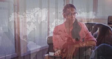 Çeşitli iş adamları üzerinde veri işleme ve dünya haritası animasyonu. Küresel iş, finans ve dijital arayüz kavramı dijital olarak oluşturulmuş video.