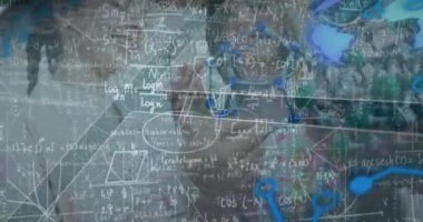 Çeşitli okul çocukları üzerinde matematiksel denklemlerin animasyonu. Eğitim, öğrenme ve dijital arayüz kavramı dijital olarak oluşturulmuş video.
