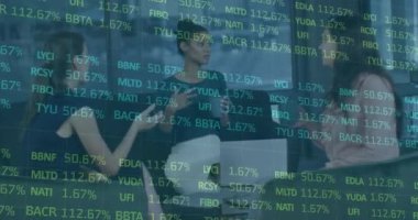 İş adamları üzerinde finansal veri işleme animasyonu. Küresel iş, finans, veri işleme ve hesaplama kavramı dijital olarak oluşturulmuş video.