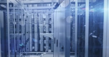 Bilgisayar sunucu odasına karşı matematik denklemleri ve veri işleme animasyonları. Bilgisayar arayüzü ve iş veri depolama teknolojisi kavramı