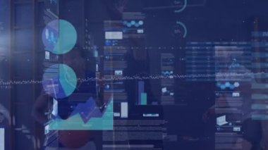 Basketbol maçında istatistik ve veri işleme animasyonu. Küresel spor, iş, finans, hesaplama ve veri işleme kavramı dijital olarak oluşturulmuş video.