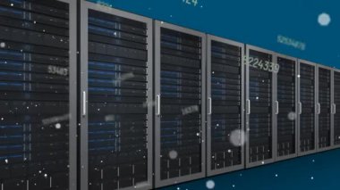 Bilgisayar sunucuları üzerinde numaraların ve veri işleme animasyonları. Küresel iş, finans, bilgisayar ve veri işleme kavramı dijital olarak oluşturulmuş video.