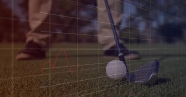 Golf sahasındaki erkek golfçü üzerinden veri işleme animasyonu. Küresel spor, rekabet, bilgisayar ve veri işleme kavramı dijital olarak oluşturulmuş video.