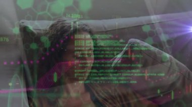 Beyaz kadın akıllı telefon kullanarak veri işleme animasyonu. küresel iş ve dijital arayüz kavramı dijital olarak oluşturulmuş video.