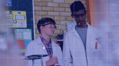 Matematiksel toplamların okuldaki çeşitli öğrencilerin test tüpüne sıvıyı karıştırması üzerine animasyonu. Dijital bileşik, çoklu pozlama, denklemler, çocukluk, birlikte, eğitim, laboratuvar ve deney.