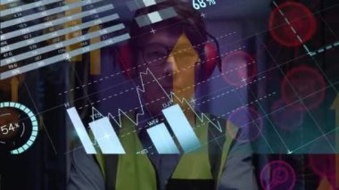 Kulaklık ve gözlük takan Asyalı adamın portresi üzerinde bilgi arayüzü animasyonu. Dijital bileşik, çoklu pozlama, rapor, finans, küresel, iş ve teknoloji kavramı.