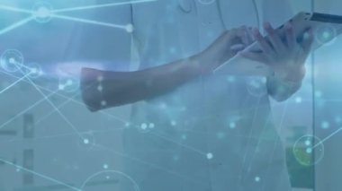 Kadın doktor üzerinden bağlantı ağının animasyonu. Küresel tıp, sağlık hizmetleri, hesaplama, bağlantılar, ağlar ve veri işleme kavramı dijital olarak oluşturulmuş video işleme kavramı.