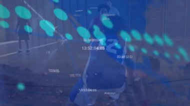 Basketbol maçında noktaların ve veri işlemenin animasyonu. Küresel spor, iş, finans, hesaplama ve veri işleme kavramı dijital olarak oluşturulmuş video.