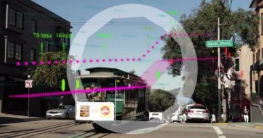 Finansal veri işleme animasyonu ve caddede arabalarla daireler çizmek. Küresel iş, finans ve dijital arayüz kavramı dijital olarak oluşturulmuş video.