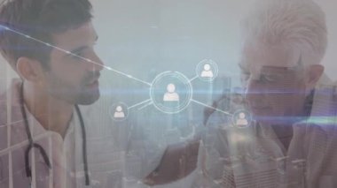 Doktorlarla bağlantı ağının animasyonu. Küresel tıp, sağlık hizmetleri, hesaplama, bağlantılar, ağlar ve veri işleme kavramı dijital olarak oluşturulmuş video işleme kavramı.