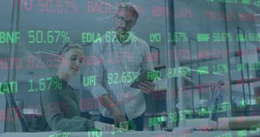 İş adamları üzerinde finansal veri işleme animasyonu. Küresel iş, finans, veri işleme ve hesaplama kavramı dijital olarak oluşturulmuş video.