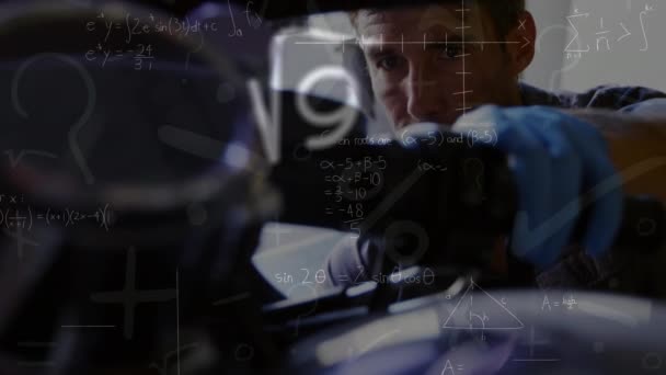 车间中数学方程在高加索男性机械师上的动画化 全球商业和数字接口概念数字生成视频 — 图库视频影像