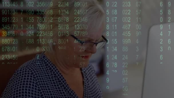 デスクトップ上で働くシニア白人女性に対する増加する数のアニメーション デジタル複合材 複数の露出 オフィス テクノロジーの概念 — ストック動画