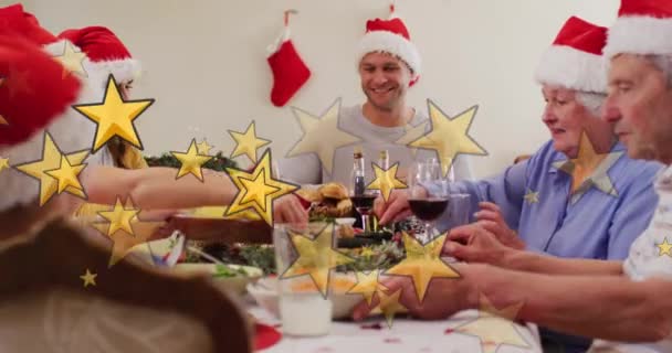 Animacja Gwiazd Nad Białą Rodziną Kapeluszach Mikołaja Podczas Świątecznej Kolacji — Wideo stockowe
