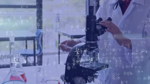 Анімація Сум Абстрактних Візерунків Над Науковцем Вивчає Рідину Через Мікроскоп — стокове відео