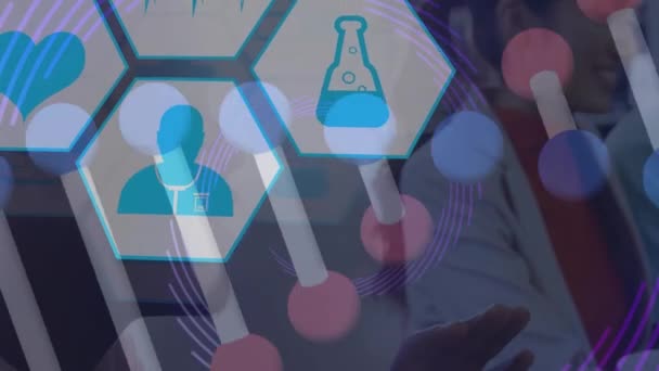 六角形のアイコンのアニメーション 実験室で議論する多人種の研究者の上のDnaヘリックス デジタル複合体 多重露光 遺伝学 ヘルスケア テクノロジーの概念 — ストック動画