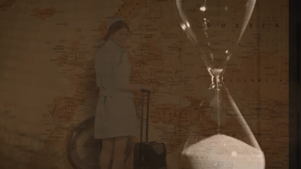 Beyaz Kadın Uçuş Görevlisi Dünya Haritasıyla Pusula Üzerinde Kum Saati — Stok video