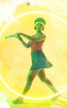 Genç Afro-Amerikan bayan tenisçinin birleşimi sarı yaprak deseninde oynuyor. Çoklu pozlama, kopyalama alanı, kararlılık, konsantrasyon, spor, özlemler, atlet, çerçeve.