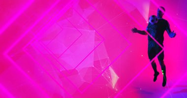 Geometrik şekiller üzerinde futbol topuyla oynarken atlayan beyaz erkek oyuncu. Boşluğu kopyala, kompozit, spor, rekabet, şekil, çalma, eşleşme, pembe, neon ve soyut kavram.