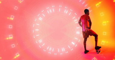 Aydınlatılmış kareler, noktalar, yuvarlak çizgiler, toplu Afrika kökenli Amerikalı erkek oyuncu üzerinde. Boşluğu kopyala, kompozit, spor, rekabet, futbol, şekil, eşleşme, neon ve soyut kavram.