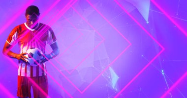 Elinde futbol topu olan Afrikalı Amerikalı erkek oyuncu aydınlanmış karelerin ve noktaları birleştiriyor. Boşluğu kopyala, kompozit, spor, rekabet, şekil, çalma, eşleşme, neon ve soyut kavram.