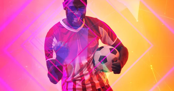 快乐的非洲裔美国男性足球运动员 在灯火通明的正方形上挥动着拳头 复制空间 获胜者 霓虹灯 火柴和抽象概念 — 图库照片