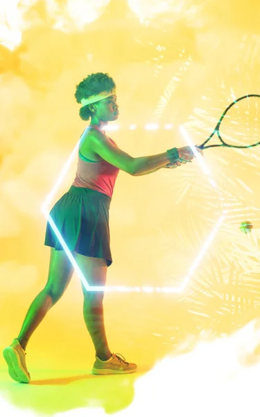 Sammansatt Hängiven Ung Afrikansk Amerikansk Kvinnlig Tennisspelare Spelar Över Blad — Stockfoto