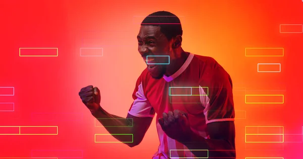 快乐的非洲裔美国男足球员在明亮的矩形上尖叫着 挥动着拳头 复制空间 获胜者 霓虹灯和抽象概念 — 图库照片