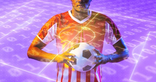 アフリカ系アメリカ人男性選手の中間部で バイナリコードの上に照らされたサッカー場の上にボールがある 複合体 スポーツ 遊び場 コーディング ネオンと抽象的な概念 — ストック写真