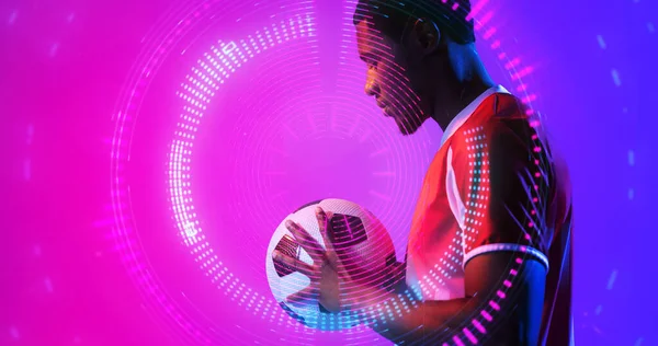 Ciddi Afrika Kökenli Amerikalı Erkek Oyuncunun Futbol Topunu Tutuşu Üzerinde — Stok fotoğraf