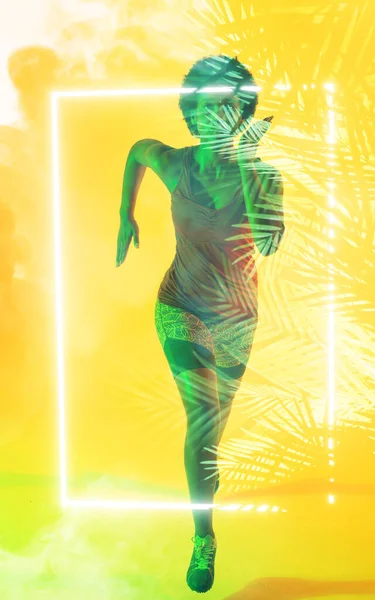 黄色の背景に葉のパターンを持つアフリカ系アメリカ人女性選手の複数の露出 デジタル複合体 コピースペース フィットネス スポーツ アスリート フレーム — ストック写真