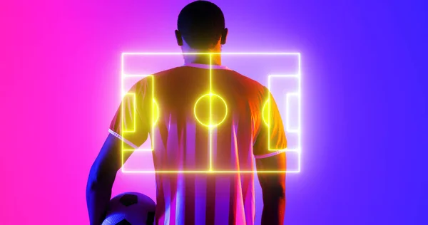 后视镜下的非洲裔美国男性球员与球和明亮的足球场的色彩背景 复制空间 游乐场 霓虹灯 比赛和抽象概念 — 图库照片